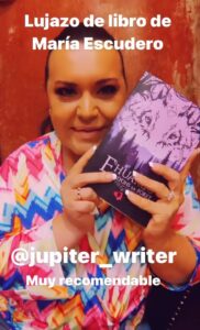 El artista Falete con la novela 'El Huargo de Lyons-la-Fôret' de Júpiter.